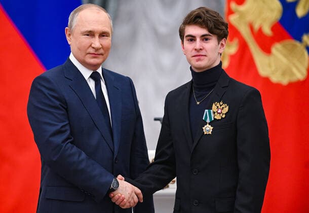 Russia Putin Olympic Medalists 8176033 26.04.2022 Russian President Vladimir Putin shakes hands with Olympic champion in Figure skating, Eiskunstlauf Mark Kondratyuk during a state awards ceremony for Russian athletes - gold medalists of the 2022 Beijing Olympic Winter games, Winterspiele,Spiele, Summer games at the Kremlin in Moscow, Russia. Vladimir Astapkovich Sputnik Moscow Russia  Copyright: xVladimirxAstapkovichx