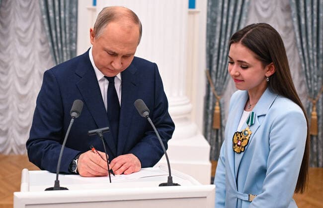 Russia Putin Olympic Medalists 8176040 26.04.2022 Russian President Vladimir Putin and Olympic champion in Figure skating, Eiskunstlauf Kamila Valieva attend a state awards ceremony for Russian athletes - gold medalists of the 2022 Beijing Olympic Winter games, Winterspiele,Spiele, Summer games at the Kremlin in Moscow, Russia. Vladimir Astapkovich Sputnik Moscow Russia  Copyright: xVladimirxAstapkovichx