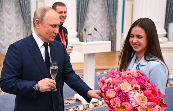 Sport Themen der Woche KW17 Sport Bilder des Tages Russia Putin Olympic Medalists 8176042 26.04.2022 Russian President Vladimir Putin and Olympic champion in Figure skating, Eiskunstlauf Kamila Valieva attend a state awards ceremony for Russian athletes - gold medalists of the 2022 Beijing Olympic Winter games, Winterspiele,Spiele, Summer games at the Kremlin in Moscow, Russia. Vladimir Astapkovich Sputnik Moscow Russia  Copyright: xVladimirxAstapkovichx