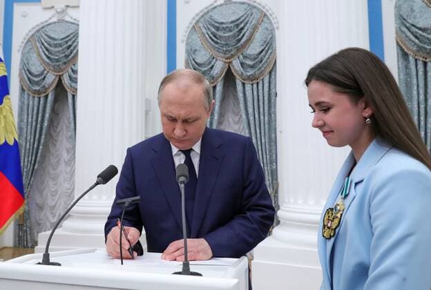 Russia Putin Olympic Medalists 8176102 26.04.2022 Russian President Vladimir Putin and Olympic champion in Figure skating, Eiskunstlauf Kamila Valieva attend a state awards ceremony for Russian athletes - gold medalists of the 2022 Beijing Olympic Winter games, Winterspiele,Spiele, Summer games at the Kremlin in Moscow, Russia. Mikhail Klimentyev Sputnik Moscow Russia  Copyright: xMikhailxKlimentyevx
