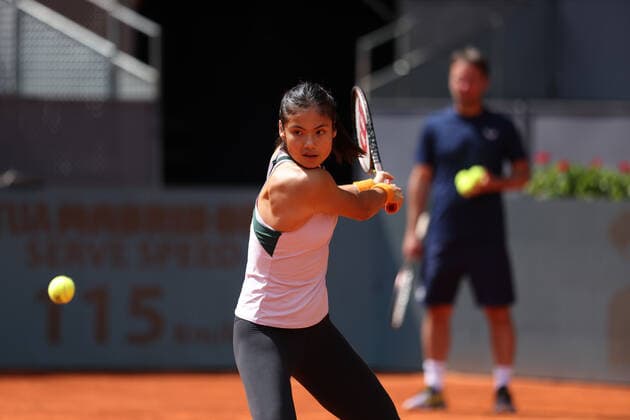 April 26, 2022, MADRID, MADRID, SPAIN: Emma Raducanu of Great Britain practice during the Mutua Madrid Open 2022 celebrated at La Caja Magica on April 26, 2022, in Madrid, Spain. MADRID SPAIN - ZUMAa181 20220426_zaa_a181_079 Copyright: xOscarxJ.xBarrosox