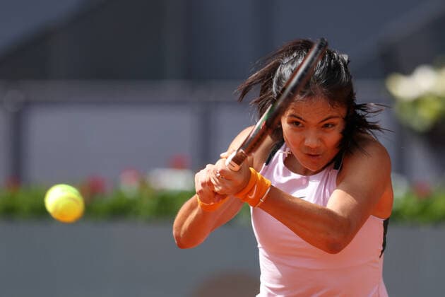 April 26, 2022, MADRID, MADRID, SPAIN: Emma Raducanu of Great Britain practice during the Mutua Madrid Open 2022 celebrated at La Caja Magica on April 26, 2022, in Madrid, Spain. MADRID SPAIN - ZUMAa181 20220426_zaa_a181_084 Copyright: xOscarxJ.xBarrosox