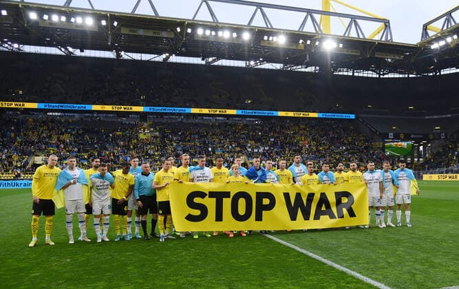 Sport Themen der Woche KW17 Sport Bilder des Tages Gemeinsames Mannschaftsfoto mit dem STOP WAR Banner vor dem Anpfiff 26.04.2022, Fussball GER, Saison 2021 2022, Benefizspiel anlässlich des Ukraine Krieg, Borussia Dortmund - Dynamo Kiew Foto: Maik Hölter TEAM2sportphoto Dortmund Nordrhein Westfalen Deutschland *** Joint team photo with the STOP WAR banner before kickoff 26 04 2022, football GER, season 2021 2022, charity match on the occasion of the Ukraine war, Borussia Dortmund Dynamo Kiev photo Maik Hölter TEAM2sportphoto Dortmund Nordrhein Westfalen Germany Team2
