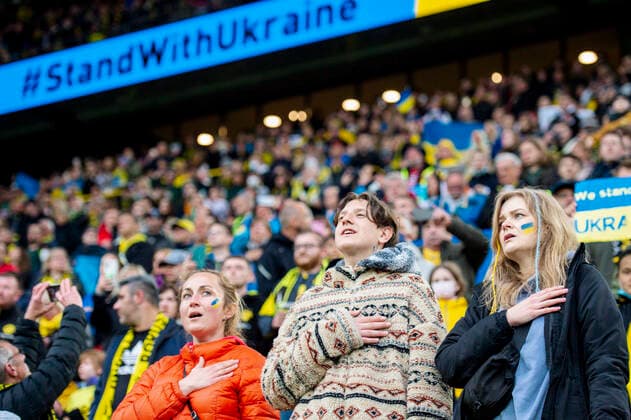 Bilder des Jahres 2022, Sport 04 April Sport Themen der Woche KW17 Fußball: Benefizspiel, Borussia Dortmund - Dinamo Kiev am 26.04.2022 im Signal-Iduna-Park in Dortmund (Nordrhein-Westfalen). Ukrainische Frauen singen Nationalhymne DFL REGULATIONS PROHIBIT ANY USE OF PHOTOGRAPHS AS IMAGE SEQUENCES AND OR QUASI-VIDEO. *** Soccer charity match, Borussia Dortmund Dinamo Kiev on 26 04 2022 at Signal Iduna Park in Dortmund North Rhine Westphalia Ukrainian women sing national anthem DFL REGULATES PROHIBIT ANY USE OF PHOTOGRAPHS AS IMAGE SEQUENCES AND OR QUASI VIDEO Copyright: xChristopherxNeundorfx