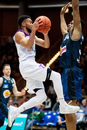 Sport Themen der Woche KW17 Sport Bilder des Tages Stephen Brown Jr (BG Goettingen) im Zweikampf mit Richmond Aririguzoh (HAKRO Merlins Crailsheim), GER, HAKRO Merlins Crailsheim vs. BG Goettingen, Basketball BBL Bundesliga, 20. Spieltag, 26.04.2022, Spielzeit 2021 2022 GER, HAKRO Merlins Crailsheim vs. BG Goettingen, Basketball BBL Bundesliga, 20. Spieltag, 26.04.2022, Spielzeit 2021 2022 *** Stephen Brown Jr BG Goettingen in duel with Richmond Aririguzoh HAKRO Merlins Crailsheim , GER, HAKRO Merlins Crailsheim vs BG Goettingen, Basketball BBL Bundesliga, 20 Spieltag, 26 04 2022, Spielzeit 2021 2022 GER, HAKRO Merlins Crailsheim vs BG Goettingen, Basketball BBL Bundesliga, 20 Spieltag, 26 04 2022, Spielzeit 2021 2022 Copyright: xEibner Memmlerx EP_MMR