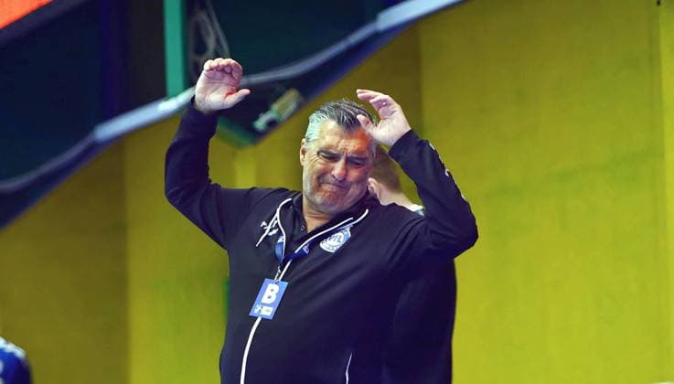 Disappointment after the final whistle at coach Michael Roth Lübeck Handball 2 Liga 2021 22 EHV Aue VfL Lübeck Schwartau 26 23 on 26 4 2022 Handball 2 Liga 2021 22 EHV Aue VfL Lübeck Schwartau 26 23 on 26 4 2022 EHV Aue VfL Lübeck Schwarteu