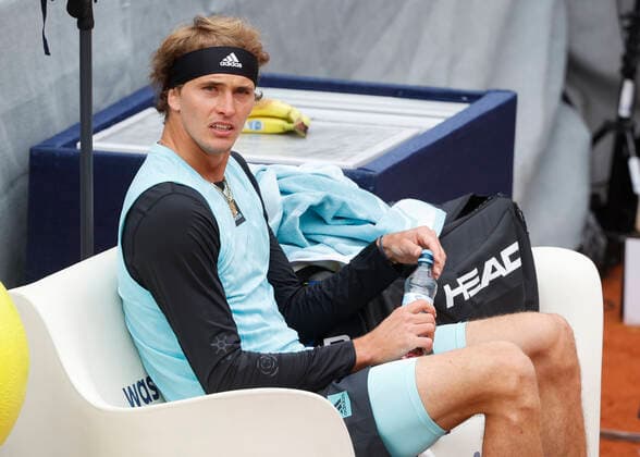 Alexander Zverev GER sits on bench during break Tennis BMW Open 2022 ATP MTTC Iphitos Munich Germany 27 April 2022 Copyright: xJuergenxHasenkopfx