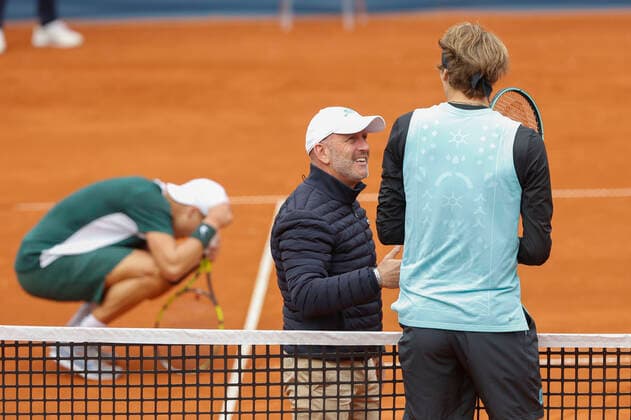 Alexander Zverev GER dicusses with umpire Fergus Murphy Tennis BMW Open 2022 ATP MTTC Iphitos Munich Germany 27 April 2022 Copyright: xJuergenxHasenkopfx