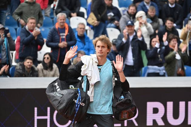 Alexander ZVEREV GER after his elimination, defeat, departure, disappointment, frustration, frustrated, dejected, defeat, elimination action, single image, cropped single motif, half figure, half figure tennis BMW Open 2022 on 27 04 2022 in Munich