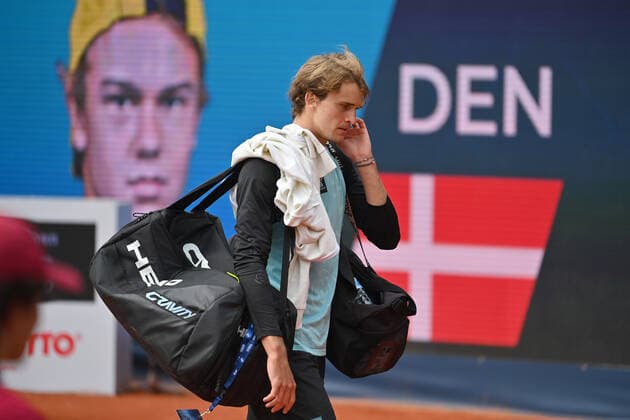 Alexander ZVEREV GER after his elimination, defeat against Holger RUNE DEN ,departure, disappointment, frustration, frustrated, dejected, defeat, elimination action, single image, cropped single motif, half figure, half figure Tennis BMW Open 2022 on 27 04 2022 in Munich