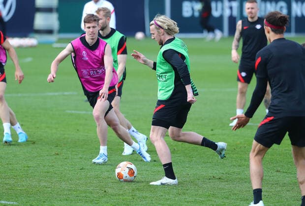 Europa League RB Leipzig training 27 04 2022 Leipzig, 27 04 2022, RB training center, Europa League, semifinals , RB Leipzig final training the day before RBL v Glasgow Rangers , Pictured v l Dani Olmo 25, RB Leipzig and Emil Forsberg 10, RB Leipzig , Picture Point