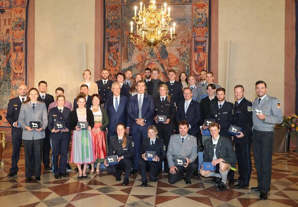 Bilder des Jahres 2022, Sport 04 April Sport Themen der Woche KW17 Sport Bilder des Tages sämtliche bayerischen Olympiateilnehmer in Peking 2022 zusammen mit dem bayerischen Innenminister Joachim Herrmann und dem Ministerpräsidenten Dr. Markus Söder Ministerpräsident Dr. Markus Söder gibt einen Empfang zu Ehren der bayerischen Teilnehmer an den olympischen Winterspielen und Paralympics in Peking im Kaisersaal der Münchner Residenz. München Bayern Deutschland Kaiser Saal der Münchner Residenz *** all Bavarian Olympic participants in Beijing 2022 together with the Bavarian Minister of the Interior Joachim Herrmann and the Prime Minister Dr Markus Söder Prime Minister Dr Markus Söder gives a reception in honor of the Bavarian participants in the Winter Olympics and Paralympics in Beijing in the Kaisersaal of the Munich Residenz Munich Bavaria Germany Kaiser Saal of the Munich Residenz