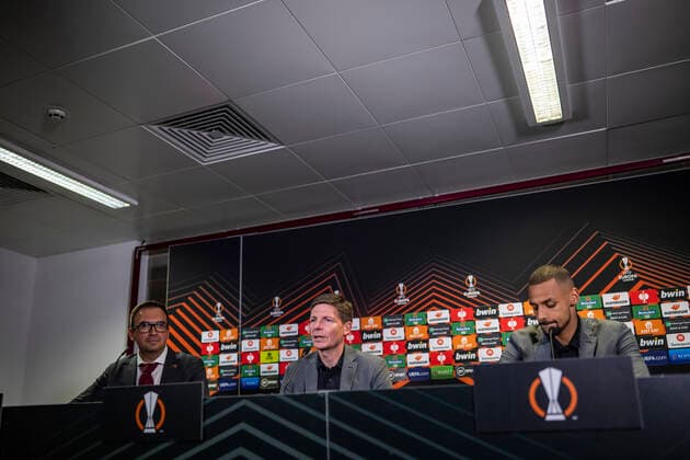 27 04 2022, xkvx, football UEFA Europa League, Eintracht Frankfurt press conference emspor, v l press officer Bartosz Niedzwiedzki Eintracht Eintracht Frankfurt , coach Oliver Glasner Eintracht Frankfurt , Djibril Sow Eintracht Frankfurt DFL DFB REGULATES PROHIBIT ANY USE OF PHOTOGRAPHS as IMAGE SEQUENCES and or QUASI VIDEO London