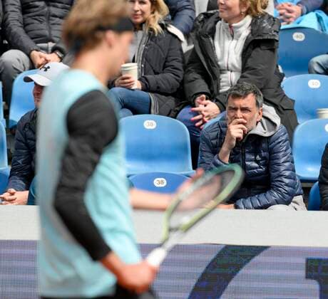 27 04 2022, Tennis Men ATP Tour, BMW Open Munich 2022 at the Iphitos Tennis Center, Alexander Zverev in the picture in front, GER loses his first round match on center court against Holger Rune Denmark , his coach Sergi Brugera in the back, ESP can only watch helplessly at the edge of the court