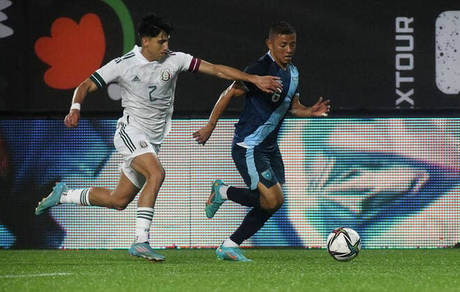 Mexico s Kevin Alvarez (L) in action against Guatemala s with Carlos Mejia, during a friendly match at Camping World Stadium in Orlando, Florida, USA, 27 April 2022. Mexico - Guatemala !ACHTUNG: NUR REDAKTIONELLE NUTZUNG!  Copyright: xGerardoxMorax AME4660 20220428-588ab35e14eefb90d8a44e2376f0f988e9bc5df0
