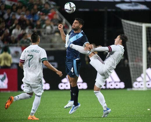 Mexico s Roberto Alvarado (L) y Francisco Cordova (R) in action against Guatemala s Jose Pinto, during a friendly match at Camping World Stadium in Orlando, Florida, USA, 27 April 2022. Mexico - Guatemala !ACHTUNG: NUR REDAKTIONELLE NUTZUNG!  Copyright: xGerardoxMorax AME4658 20220428-d6264a87405fc14f6d403019681039c17240e102