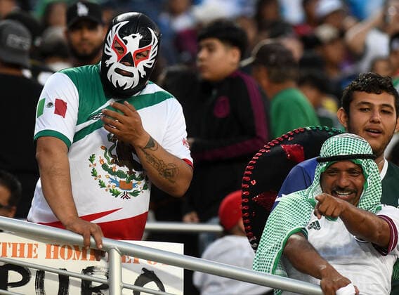 Sport Bilder des Tages Mexico s fans cheer up for their team against Guatemala, during a friendly match at Camping World Stadium in Orlando, Florida, USA, 27 April 2022. Mexico - Guatemala !ACHTUNG: NUR REDAKTIONELLE NUTZUNG!  Copyright: xGerardoxMorax AME4701 20220428-1255ced00565bc1cbc1a0619fca7a85eb81c335a