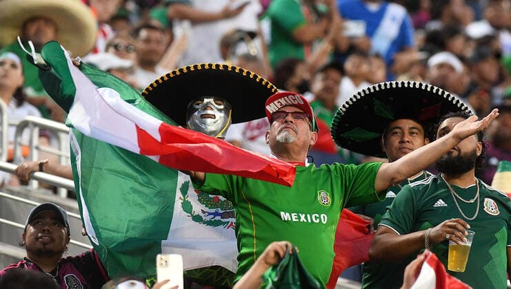 Mexico s fans cheer up for their team against Guatemala, during a friendly match at Camping World Stadium in Orlando, Florida, USA, 27 April 2022. Mexico - Guatemala !ACHTUNG: NUR REDAKTIONELLE NUTZUNG!  Copyright: xGerardoxMorax AME4703 20220428-e45ab088246020e174111d20c790acc4f1e0635d