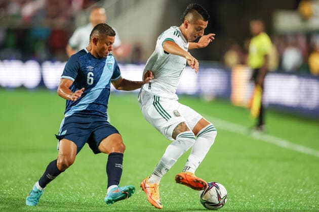 April 27, 2022: Mexico forward ROBERTO CARLOS ALVARADO HERNANDEZ (7) competes for the ball against Guatemala midfielder CARLOS MEJIA (6) during the Mextour Mexico vs Guatemala match at Camping World Stadium in Orlando, Fl on April 27, 2022. - ZUMAk149 20220427_zsp_k149_001 Copyright: xCoryxKnowltonx