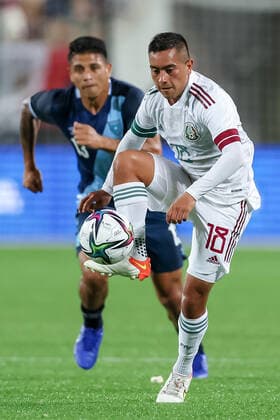 April 27, 2022: Mexico midfielder ERICK DANIEL SANCHEZ OCEGUEDA (18) sets up a play during the Mextour Mexico vs Guatemala match at Camping World Stadium in Orlando, Fl on April 27, 2022. - ZUMAk149 20220427_zsp_k149_008 Copyright: xCoryxKnowltonx