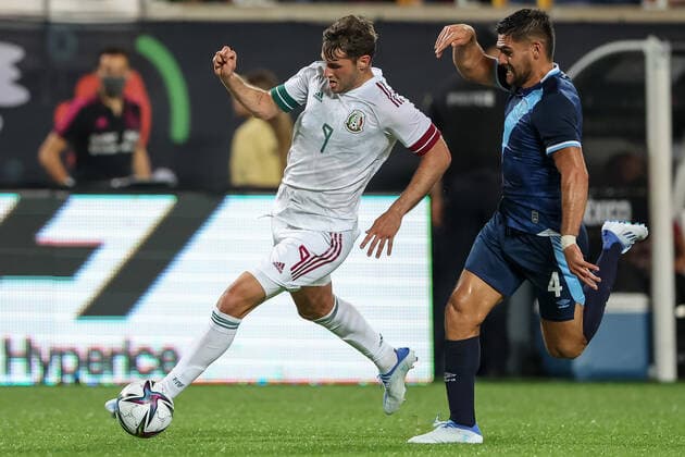 April 27, 2022: Mexico forward SANTIAGO TOMAS GIMENEZ (9) competes for the ball against Guatemala defender JOSE PINTO (4) during the Mextour Mexico vs Guatemala match at Camping World Stadium in Orlando, Fl on April 27, 2022. - ZUMAk149 20220427_zsp_k149_011 Copyright: xCoryxKnowltonx