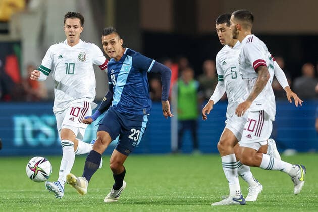 April 27, 2022: Guatemala midfielder JORGE APARICO (23) competes for the ball against Mexico midfielder FRANSISCO SEBASTIAN CORDOVA REYES (10) during the Mextour Mexico vs Guatemala match at Camping World Stadium in Orlando, Fl on April 27, 2022. - ZUMAk149 20220427_zsp_k149_015 Copyright: xCoryxKnowltonx