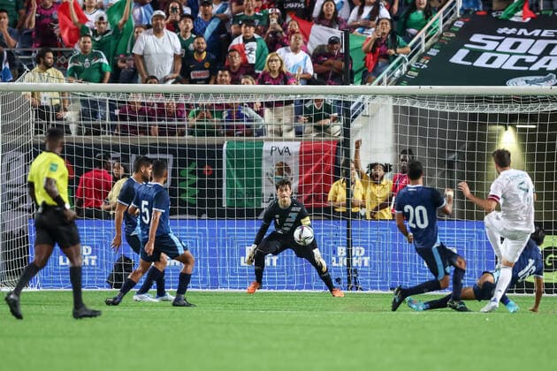 April 27, 2022: Guatemala goalkeeper NICHOLAS HAGEN (1) makes a save during the Mextour Mexico vs Guatemala match at Camping World Stadium in Orlando, Fl on April 27, 2022. - ZUMAk149 20220427_zsp_k149_019 Copyright: xCoryxKnowltonx