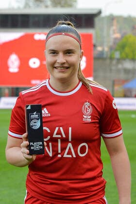 STANDARD VS GENK Davinia Vanmechelen (10) of Standard de Liege pictured with her trophee of player of the month during a female soccer game between Standard Femina de Liege and KRC Genk on the 8th matchday in play-off 1 of the 2021 - 2022 season of Belgian Scooore Womens Super League , wednesday 27 th of April 2022 in Liege , Belgium . PHOTO SPORTPIX JILL DELSAUX Liege Stade Maurice Dufrasne Liege BELGIUM  Copyright: xSportpix.bex xJillxDelsauxxJILLxDELSAUXx