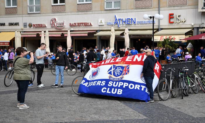 Football, men, 2021 2022 season, Europa League semifinal, first leg , RB Leipzig Glasgow Rangers, Glasgow fans before the match in downtown Leipzig, 28 04 2022, Copyright: xSebastianxRäppold MatthiasxKochx