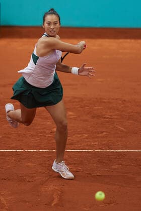 (220428) -- MADRID, April 28, 2022 -- Zheng Qinwen of China returns the ball during the women s singles 1st round match against Karolina Muchova of the Czech Republic at Madrid Open in Madrid, Spain, April 28, 2022. ) (SP)SPAIN-MADRID-TENNIS-MUTUA MADRID OPEN MengxDingbo 