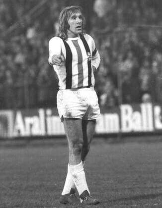 UEFA - Cup Borussia Mönchengladbach - 1. FC Kaiserslautern 7:1 20.03.1973 Günter Netzer (Borussia) zeigt Editorial use only ! nur fuer journalistische Zwecke ! *** UEFA Cup Borussia Mönchengladbach 1 FC Kaiserslautern 7 1 20 03 1973 Günter Netzer Borussia shows Editorial use only for journalistic purposes HM