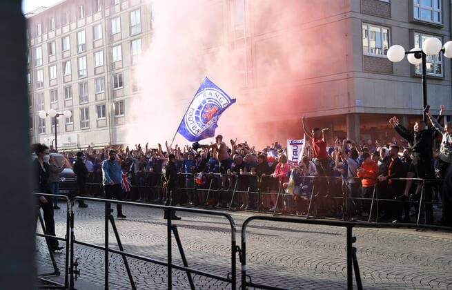 Football, men, 2021 2022 season, Europa League semifinals, first leg , RB Leipzig Glasgow Rangers, Glasgow fans outside the Steigenberger Grandhotel in downtown Leipzig, the Rangers team is in the hotel, 28 04 2022, Copyright: xSebastianxRäppold MatthiasxKochx