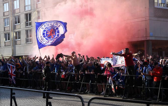 Football, men, 2021 2022 season, Europa League semifinals, first leg , RB Leipzig Glasgow Rangers, Glasgow fans outside the Steigenberger Grandhotel in downtown Leipzig, the Rangers team is in the hotel, 28 04 2022, Copyright: xSebastianxRäppold MatthiasxKochx