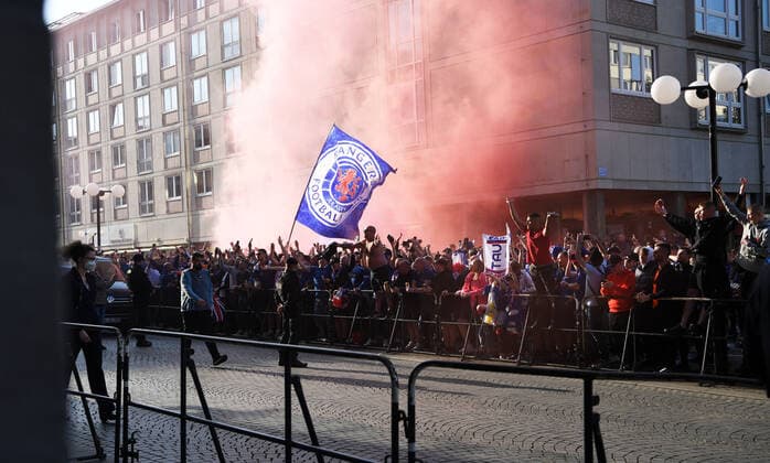Football, men, 2021 2022 season, Europa League semifinals, first leg , RB Leipzig Glasgow Rangers, Glasgow fans outside the Steigenberger Grandhotel in downtown Leipzig, the Rangers team is in the hotel, 28 04 2022, Copyright: xSebastianxRäppold MatthiasxKochx