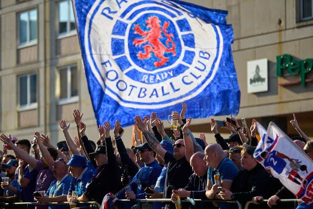 28 04 2022, GER, soccer, Europa League, 2021 2022, RB Leipzig Glasgow Rangers fans waiting for Glasgow Rangers team, flag, flag, beer, hands in the air, cheer on, Scots, Steigenberger Hotel, Leipzig Leipzig Steigenberger Hotel Saxony Germany