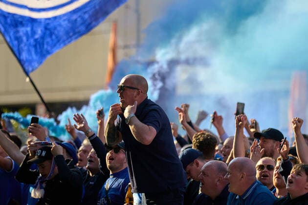 28 04 2022, GER, soccer, Europa League, 2021 2022, RB Leipzig Glasgow Rangers fans waiting for Glasgow Rangers team, flag, flag, beer, hands in the air, cheer on, Scots, Steigenberger Hotel, Leipzig, pyro, smoke pot, fog Leipzig Steigenberger Hotel Saxony Germany