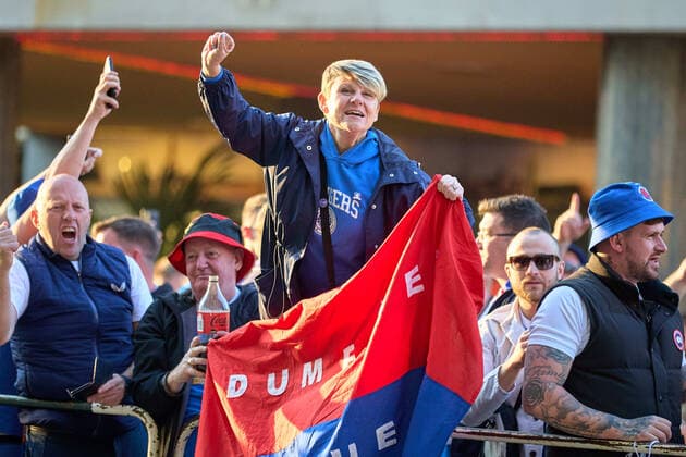 28 04 2022, GER, soccer, Europa League, 2021 2022, RB Leipzig Glasgow Rangers fans waiting for Glasgow Rangers team, flag, flag, beer, hands in the air, cheer on, Scots, Steigenberger Hotel, Leipzig, woman clenches fist Leipzig Steigenberger Hotel Saxony Germany