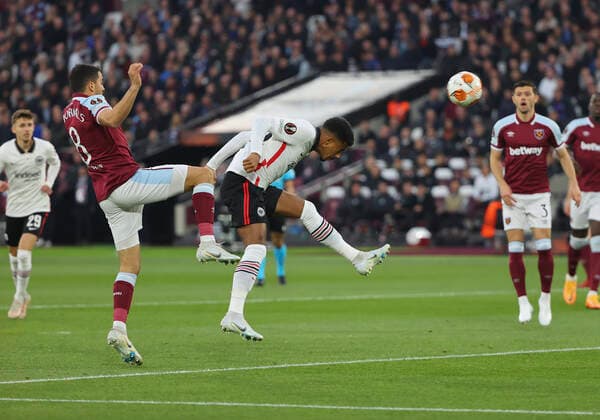 28 04 2022, Football UEFA Europa League Semi Final, West Ham United Eintracht Frankfurt, emonline, emspor, v l , Goal scored, Goal to 0 1 by Ansgar Knauff Eintracht Frankfurt DFL DFB REGULATIONS PROHIBIT ANY USE OF PHOTOGRAPHS AS IMAGE SEQUENCES AND OR QUASI VIDEO xdcx Copyright: HMBxMedia