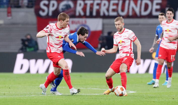 RB Leipzig Glasgow Rangers 28 04 2022 Leipzig, 28 04 2022, Red Bull Arena, Football, UEFA Europa League, Semifinal first leg, RB Leipzig vs Rangers FC Glasgow , Pictured from left Lukas Klostermann 16, RB Leipzig , Scott Wright 23, Rangers , Konrad Laimer 27, RB Leipzig , UEFA regulations prohibit any use of photographs as image sequences and or quasi video