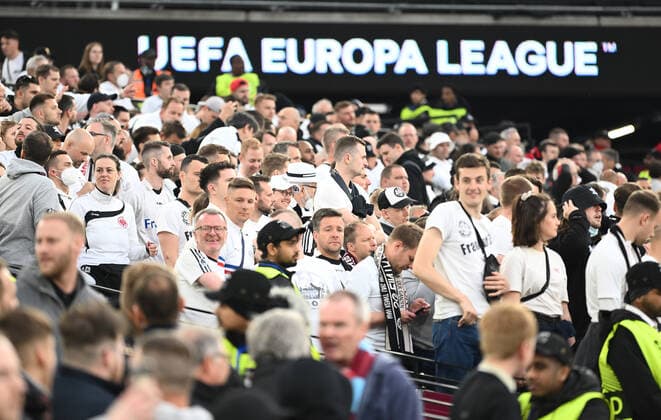 28 04 2022, xkvx, football UEFA Europa League, West Ham United Eintracht Frankfurt emspor, v l fans Eintracht Frankfurt, mood, scarves, DFL DFB REGULATES PROHIBIT ANY USE OF PHOTOGRAPHS as IMAGE SEQUENCES and or QUASI VIDEO London