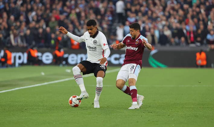 28 04 2022, Football UEFA Europa League Semi Final, West Ham United Eintracht Frankfurt, emonline, emspor, v l , Ansgar Knauff Eintracht Frankfurt ™, Pablo Fornals West Ham United DFL DFB REGULATIONS PROHIBIT ANY USE OF PHOTOGRAPHS AS IMAGE SEQUENCES AND OR QUASI VIDEO xdcx Copyright: HMBxMedia