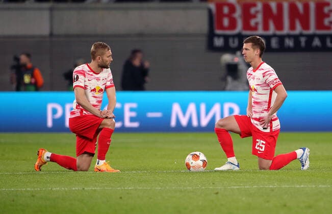 Konrad Laimer, Dani Olmo kneel before start of match Sports Football Soccer UEFA Euroleague Europa League UEL Semi-Final First Leg Mens Season 2021 2022 28 04 2022 Rasen Ballsport RB Leipzig RBL vs Glasgow Rangers FC DFL regulations prohibit any use of photographs as image sequences and or quasi video