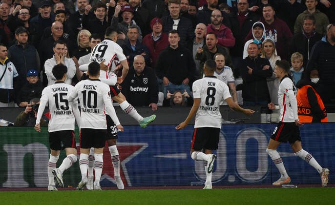 28 04 2022, xkvx, football UEFA Europa League, West Ham United Eintracht Frankfurt emspor, v l Ansgar Knauff Eintracht Frankfurt celebrate the goal, The goal celebration to 0 1 DFL DFB REGULATES PROHIBIT ANY USE OF PHOTOGRAPHS as IMAGE SEQUENCES and or QUASI VIDEO London