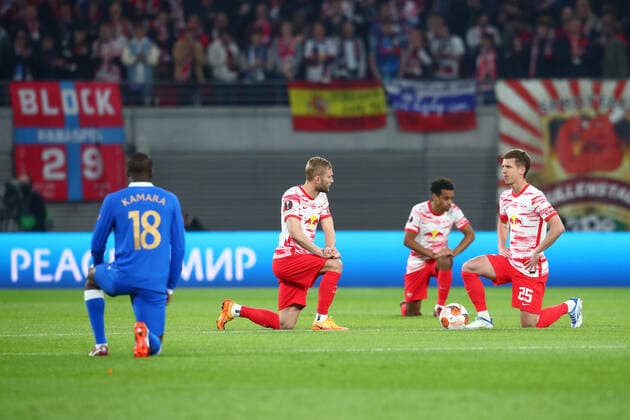 28 04 2022, xtgx, football UEFA European League, RB Leipzig Glasgow Rangers FC emspor, v l players of both teams kneel down before kickoff DFL DFB REGULATES PROHIBIT ANY USE OF PHOTOGRAPHS as IMAGE SEQUENCES and or QUASI VIDEO Leipzig