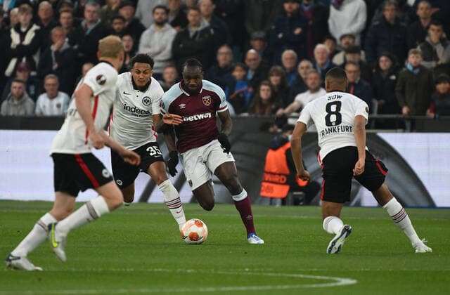 28 04 2022, xkvx, football UEFA Europa League, West Ham United Eintracht Frankfurt emspor, v l Sebastian Rode Eintracht Frankfurt , Tuta Eintracht Frankfurt , Michail Antonio West Ham United , Djibril Sow Eintracht Frankfurt DFL DFB REGULATIONS PROHIBIT ANY USE OF PHOTOGRAPHS AS IMAGE SEQUENCES AND OR QUASI VIDEO London