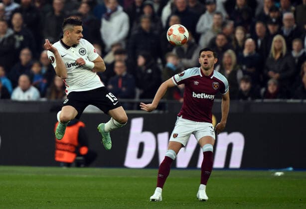 28 04 2022, xkvx, football UEFA Europa League, West Ham United Eintracht Frankfurt emspor, v l Rafael Borre, Rafael Santos Borre Maury Eintracht Frankfurt , Aaron Cresswell West Ham United DFL DFB REGULATIONS PROHIBIT ANY USE OF PHOTOGRAPHS AS IMAGE SEQUENCES AND OR QUASI VIDEO London