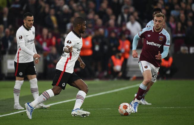 28 04 2022, xkvx, football UEFA Europa League, West Ham United Eintracht Frankfurt emspor, v l Almamy Toure Eintracht Frankfurt , Jarrod Bowen West Ham United DFL DFB REGULATES PROHIBIT ANY USE OF PHOTOGRAPHS as IMAGE SEQUENCES and or QUASI VIDEO London