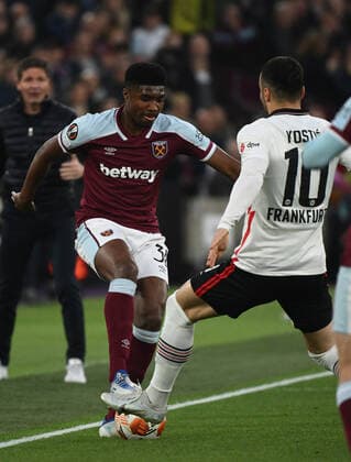 28 04 2022, xkvx, football UEFA Europa League, West Ham United Eintracht Frankfurt emspor, v l Ben Johnson West Ham United , Filip Kostic Eintracht Frankfurt DFL DFB REGULATIONS PROHIBIT ANY USE OF PHOTOGRAPHS as IMAGE SEQUENCES and or QUASI VIDEO London