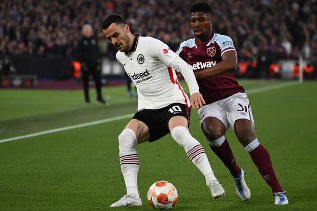 28 04 2022, xkvx, football UEFA Europa League, West Ham United Eintracht Frankfurt emspor, v l Filip Kostic Eintracht Frankfurt , Ben Johnson West Ham United DFL DFB REGULATES PROHIBIT ANY USE OF PHOTOGRAPHS as IMAGE SEQUENCES and or QUASI VIDEO London