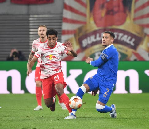 Football, men, 2021 2022 season, Europa League semifinals, first leg , RB Leipzig Glasgow Rangers, v l Tyler Adams RB Leipzig , James Tavernier Glasgow Rangers , 28 04 2022, Copyright: xSebastianxRäppold MatthiasxKochx